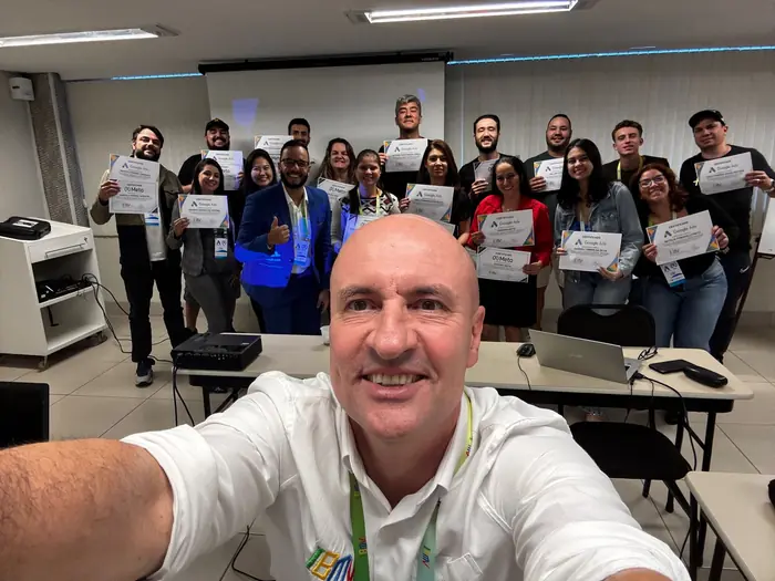 Robson Felipe e alunos na palestra presencial